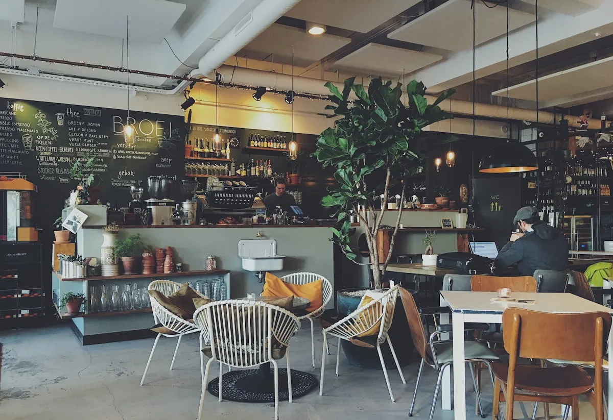 Interior cafe modern dengan sistem POS